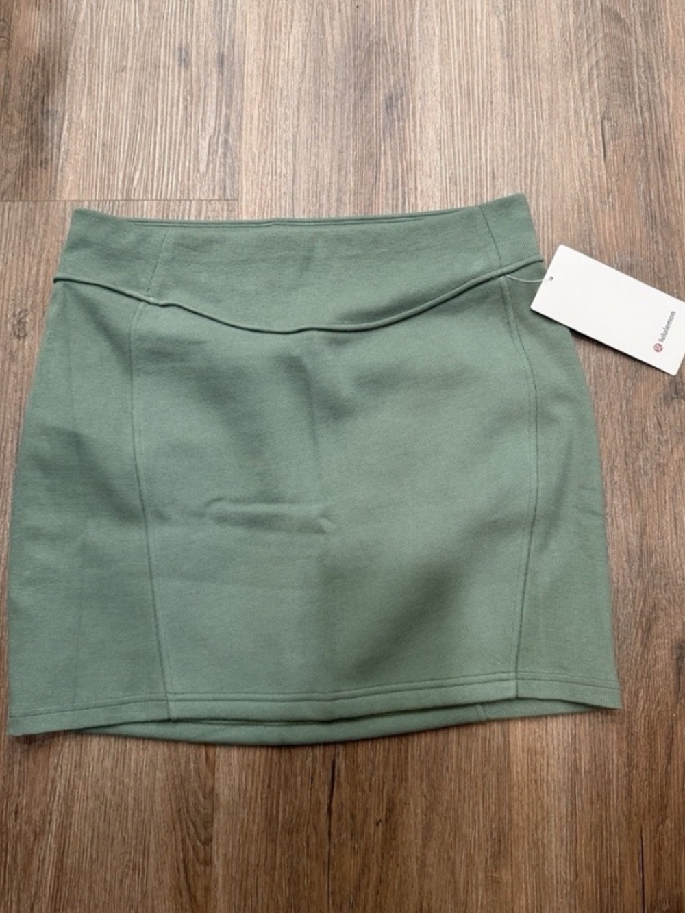 NEW, Lululemon Scuba High Rise Mini Skirt Size Medium Ribbed (GREU) Olive Green